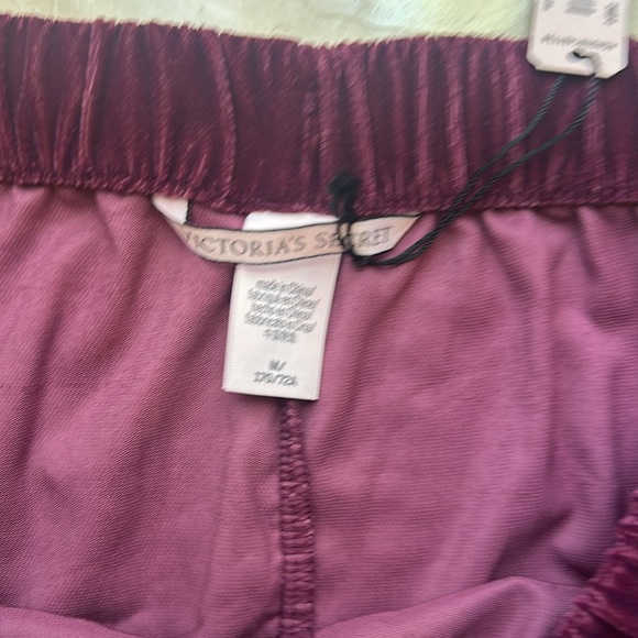 Victoria Secret velvet shorts size medium - Picture 4 of 7